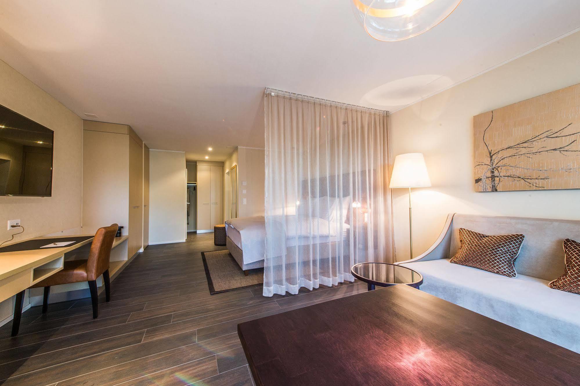 Hotel My Way Zuerich วัลลิเซลเลน ภายนอก รูปภาพ