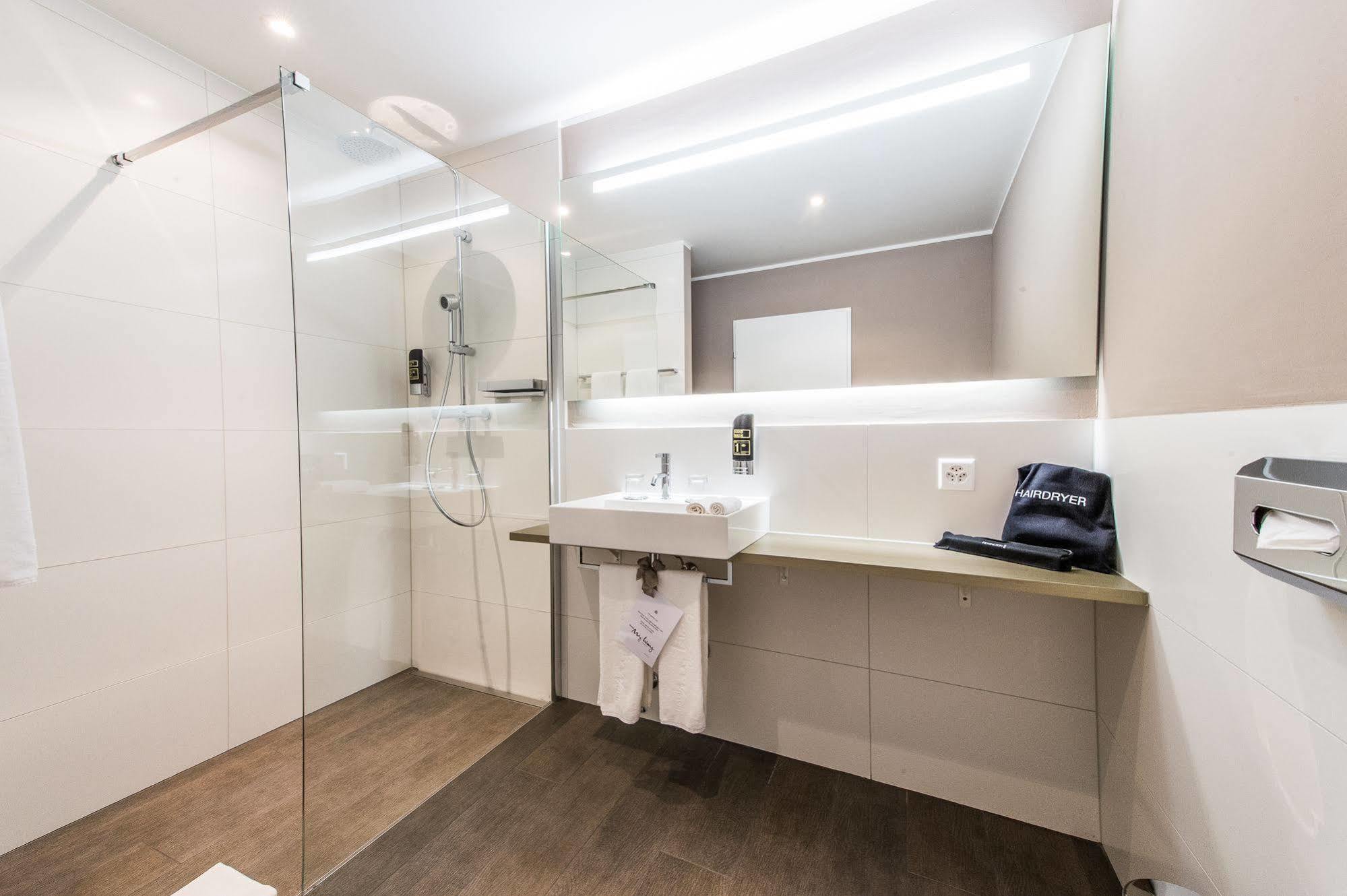 Hotel My Way Zuerich วัลลิเซลเลน ภายนอก รูปภาพ