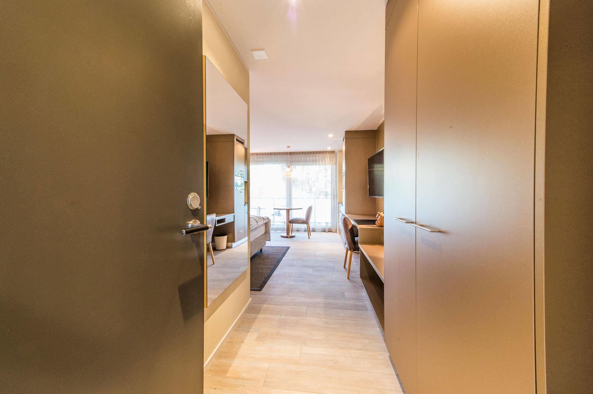Hotel My Way Zuerich วัลลิเซลเลน ภายนอก รูปภาพ